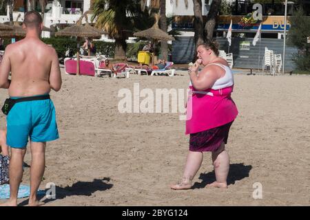 Frau, die Eis am Strand isst. Stockfoto
