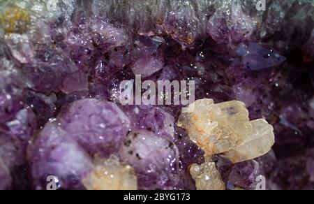 Diese Amethyst Druse mit einer schönen Reflexion in einer unglaublichen violette aus brasilien. Stockfoto