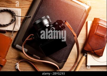 Vintage-Stil der digitalen spiegellosen Kamera mit Lederriemen mit Accessoires und Gadgets für Männer Stockfoto