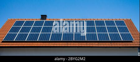 Eine Photovoltaik auf einem Dach an einem sonnigen Tag. Stockfoto