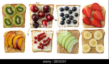 Sandwiches mit Erdnussbutter und Frischkäse. Frische gesunde Vorspeise Snack mit Brot. Sandwiches auf Brot mit frischen Erdbeeren, Kirschen, Cu Stockfoto