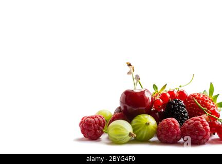 Früchte und Beeren auf weißem Hintergrund isoliert. Reife Johannisbeeren, Himbeeren, Kirschen, Erdbeeren, Stachelbeeren, Maulbeeren. Hintergrund der Mischung Obst Stockfoto
