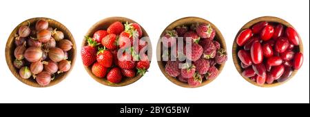 Collage aus roten Früchten und Beeren isoliert auf weiß. Set aus Erdbeeren, Himbeeren, Körnern und Stachelbeeren. Süße und saftige Beere mit Kopierfläche Stockfoto