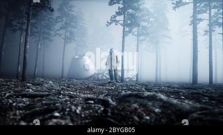 Astronaut im Nebelnachtschauenwald. Angst und Schrecken. Landeplatz. 4K-Animation. 3d-Rendering. Stockfoto