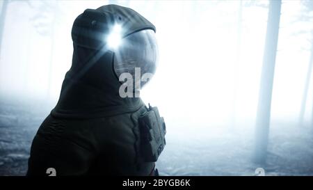 Astronaut im Nebelnachtschauenwald. Angst und Schrecken. Landeplatz. 4K-Animation. 3d-Rendering. Stockfoto