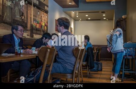 Gast in einem Starbucks Coffee House Outlet, Tokio, Japan Stockfoto