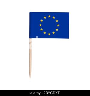 Miniatur-Papierflagge Europäische Union. Isolierte EU-Zahnstocher-Flagge auf weißem Hintergrund. Stockfoto