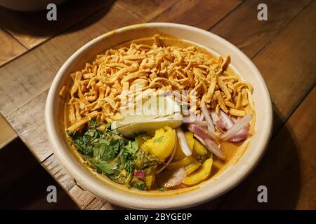 Nahaufnahme einer Schüssel mit Khao Soi (Khao Soy), nordthailändischer Curry-Nudelsuppe Stockfoto