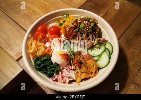 Nahaufnahme Schüssel mit Grill gezogen Rindfleisch auf Reis mit gemischtem Gemüse in koreanischer Stil Stockfoto