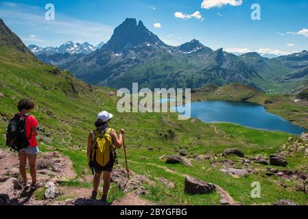 Zwei Wandererinnen auf dem Weg des Pic du Midi Ossau in den französischen Pyrenäen Stockfoto