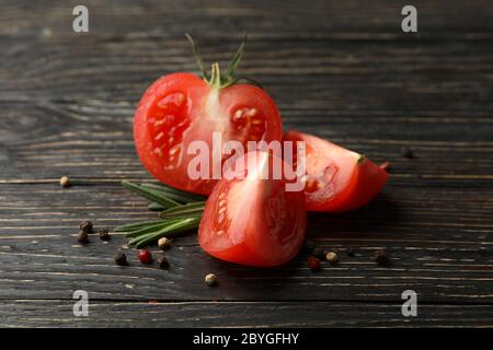 Tomaten, Pfeffer und Rosmarin auf Holztisch, Nahaufnahme Stockfoto