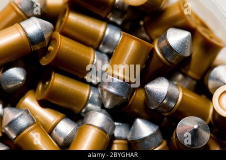 Pistole Kugeln auf weißem Hintergrund Stockfoto