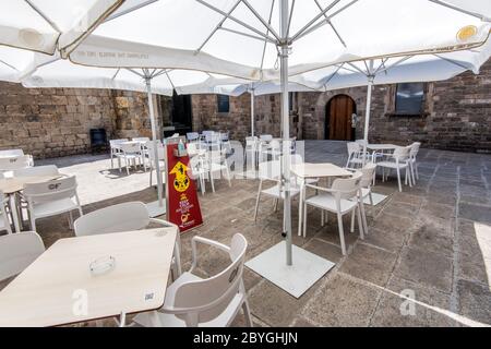 Leeres Café im Freien nach dem Ende des Ausbruchs der Covid-19 im gotischen Viertel von Barcelona, Katalonien, Spanien Stockfoto