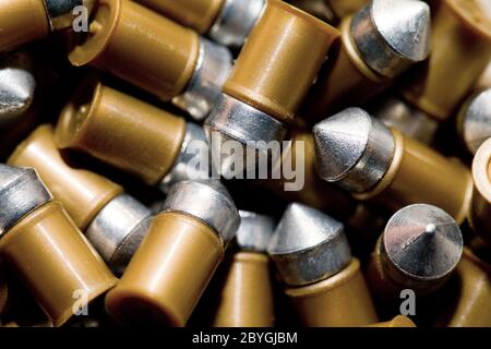 Pistole Kugeln auf weißem Hintergrund Stockfoto