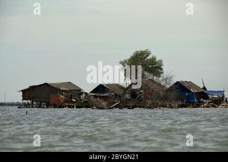 Stelzenhäuser an der Küste, an der Mündung des Jakarta Flutkanals, der im Bau ist (2008). Stockfoto