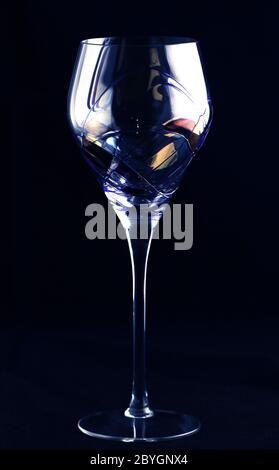 Leeres Weinglas auf dunkelblauem Hintergrund Stockfoto