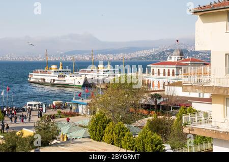 Istanbul, Türkei - direkt gegenüber der asiatischen Seite von Istanbul, die Princes' Islands sind ruhig und reizend. Hier insbesondere der Hafen Stockfoto