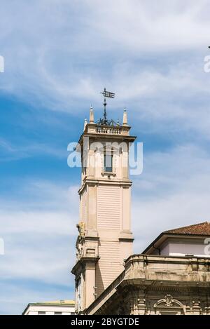 Turm des Palastes Palazzo Giureuconsulti (Palazzo Affari) in Mailand. Italien. Sonniger Tag. Stockfoto