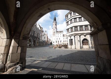 09. Juni 2020, Sachsen, Görlitz: Blick durch einen Torbogen über den Untermarkt zum Rathausturm. Der Untermarkt ist der Hauptmarkt in der Altstadt von Görlitz. Gebäude der Spätgotik, Renaissance und Barock säumen den großen, fast quadratischen Platz. Foto: Sebastian Kahnert/dpa-Zentralbild/ZB Stockfoto