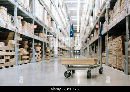 Wagen mit Verpackungskasten im Lager Lagerlager Fabrik. Logistischer Transport Lagerhaus Konzept. Stockfoto