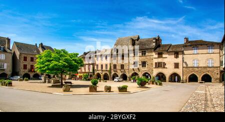 Der Place des Arcades. Bastide Dorf Sauveterre de Rouergue. Mit der Bezeichnung Les Plus Beaux Villages de France. Aveyron. Okzitanien. Frankreich. E Stockfoto