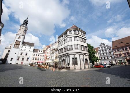 09. Juni 2020, Sachsen, Görlitz: Blick auf den Untermarkt und den Rathausturm. Der Untermarkt ist der Hauptmarkt in der Altstadt von Görlitz. Gebäude der Spätgotik, Renaissance und Barock säumen den großen, fast quadratischen Platz. Foto: Sebastian Kahnert/dpa-Zentralbild/ZB Stockfoto