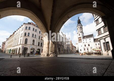 09. Juni 2020, Sachsen, Görlitz: Blick durch einen Torbogen über den Untermarkt zum Rathausturm. Der Untermarkt ist der Hauptmarkt in der Altstadt von Görlitz. Gebäude der Spätgotik, Renaissance und Barock säumen den großen, fast quadratischen Platz. Foto: Sebastian Kahnert/dpa-Zentralbild/ZB Stockfoto