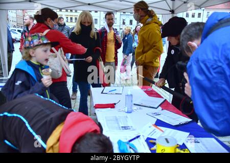 Protest von Millionen Momenten für die NGO Demokratie gegen Regierungsmaßnahmen nicht nur während der Coronavirus-Epidemie beginnt in Ceske Budejovice, Tschechische Republik, Stockfoto