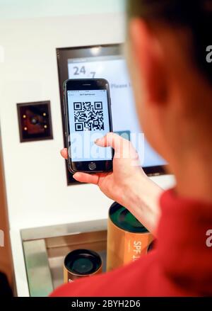 Düsseldorf, Nordrhein-Westfalen, Deutschland - Mobile Bezahlen mit Handy und QR-Code, QR-Code-Scanner im Urban Store am Wanzl-Stand, EU Stockfoto