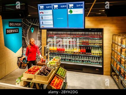 Düsseldorf, Nordrhein-Westfalen, Deutschland - Supermarkt der Zukunft, smart und bargeldlos einkaufen via Zugangscode-Autorisierung mit QR-Code in th Stockfoto