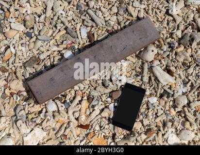 Altes leeres Holzschild am tropischen Strand Stockfoto