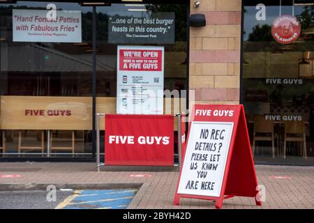 Sheffield UK – Mai 13 2020: Die Five Guys Burger Bar ist weiterhin geöffnet und serviert den Kunden vorsorgerierte Speisen, die sie während der Covid-19-Sperre im Valley abholen können Stockfoto