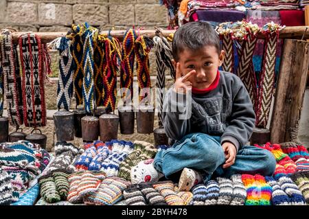 Nepal. Island Peak Trek. Bunte Straßenszenen mit einem kleinen Jungen, der sich um seine Eltern schal, in und um den Solu Khumbu Haupthandel und Sherpa Stadt Namche Bazaar Stockfoto