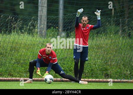 Torwart Sven Müller (KSC) und Torwart Marius Gersbeck (KSC) beim Torwarttraining. GES. / Fußball / 2. Bundesliga: Training des Karlsruher SC, 10.06.2020 Fußball / Fußball: 2. Liga: Training des Karlsruher SC, 10. Juni 2020 Stockfoto