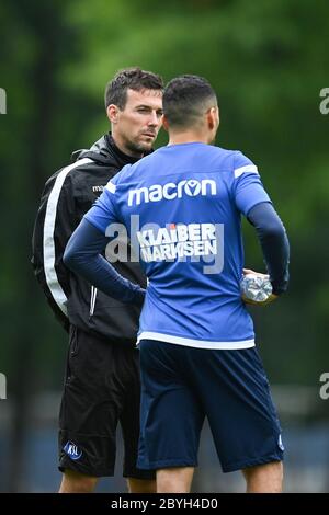 Trainer Christian Eichner (KSC) spricht mit Aenis Ben-Hatira (KSC). GES. / Fußball / 2. Bundesliga: Training des Karlsruher SC, 10.06.2020 Fußball / Fußball: 2. Liga: Training des Karlsruher SC, 10. Juni 2020 Stockfoto