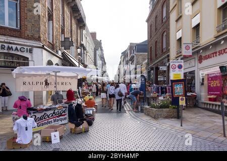 Sonntag Flohmarkt, Dinard, Bretagne, Frankreich Stockfoto