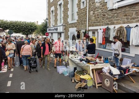 Sonntag Flohmarkt, Dinard, Bretagne, Frankreich Stockfoto