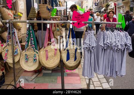 Sonntag Flohmarkt, Dinard, Bretagne, Frankreich Stockfoto