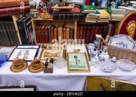 Sonntag Flohmarkt, Dinard, Bretagne, Frankreich Stockfoto