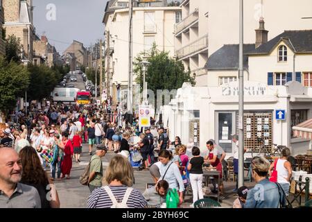 Sonntag Flohmarkt, Dinard, Bretagne, Frankreich Stockfoto