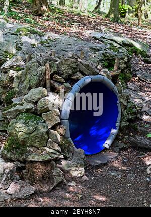 T steht für Tunnel. Alphabet Sculpture Trail, Serpentine Woods, Fellside, Kendal, Cumbria, England, Vereinigtes Königreich, Europa. Stockfoto