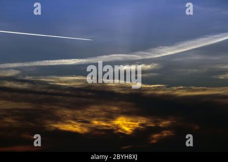 Kondensstreifen am Abendhimmel Stockfoto