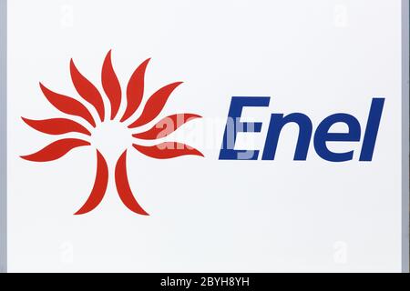 Mailand, Italien - 21. Juli 2015: Enel-Logo an der Wand. Enel Group, ist ein multinationales italienisches Energieunternehmen, das in den Sektoren Strom tätig ist Stockfoto