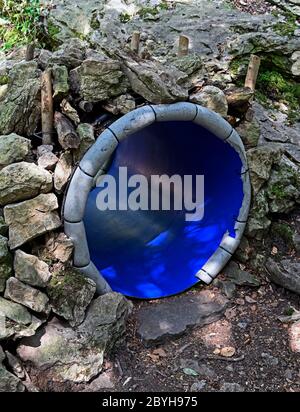 T steht für Tunnel. Alphabet Sculpture Trail, Serpentine Woods, Fellside, Kendal, Cumbria, England, Vereinigtes Königreich, Europa. Stockfoto