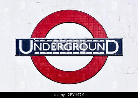 London, Vereinigtes Königreich - 24. September 2019: Unterirdisches Schild an einer Wand am Bahnhof Arsenal, London Stockfoto