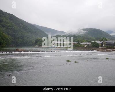 Katsura Fluss am Morgen von der Togetsu-kyo, Arashiyama, Kyoto, Japan. Stockfoto