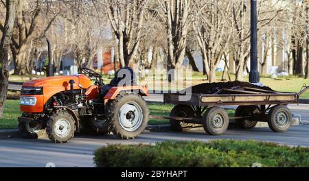 Orange Traktor mit einem Trailer-park Stockfoto
