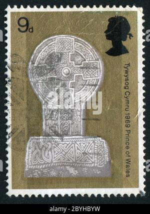 GROSSBRITANNIEN - UM 1969: Briefmarke gedruckt von Großbritannien, zeigt Keltische Kreuz Margam Abbey Glamorgan, um 1969. Stockfoto