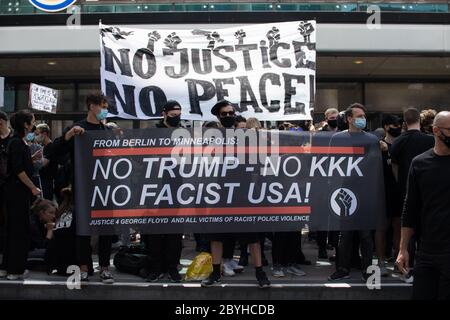 Tausende versammelten sich am Alexanderplatz zu einem Protest gegen Black Lives Matter am 6. Juni 2020 in Berlin. Stockfoto
