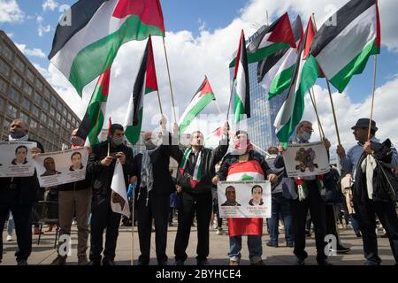 Palästinenser mit Iyad Halaq-Zeichen. Tausende versammelten sich am Alexanderplatz zu einem Protest gegen Black Lives Matter am 6. Juni 2020 in Berlin. Stockfoto